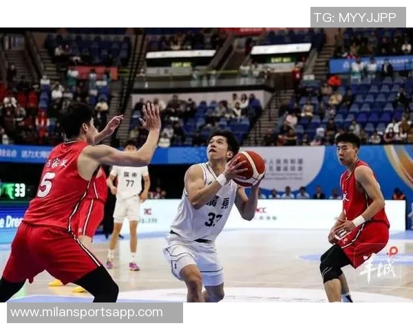 全运U22男篮半决赛广东队轻松战胜上海队李奕臻表现出色砍下18分5板2助 全运U22男篮半决赛广东队轻松战胜上海队李奕臻表现出色砍下18分5板2助