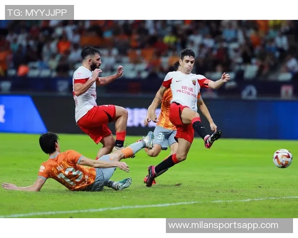 海港外援庆祝中超三连冠激情舞动更衣室尽显喜悦气氛