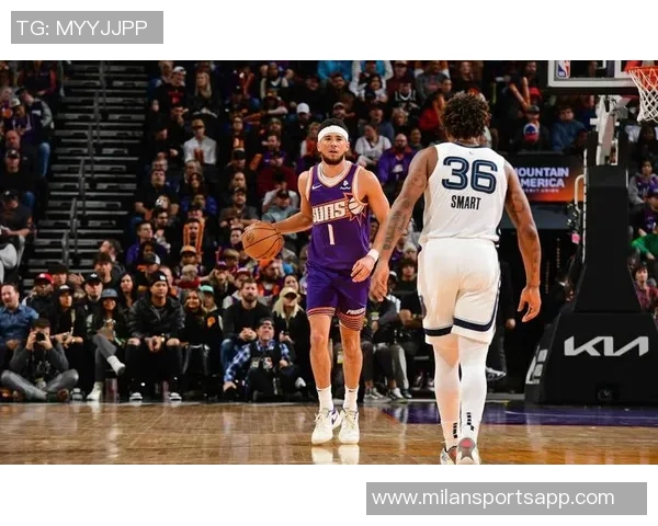 布克创历史新高前八场场均30分5助攻命中率超五成三分命中率达四成