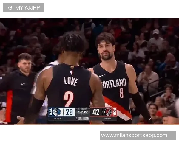 开拓者官方分享凯勒布乐福离开球馆时携篮球的温馨瞬间