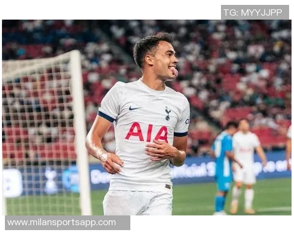 26岁退役热刺门将怀特曼成功转型为摄影师与电影导演展现文艺风采 26岁退役热刺门将怀特曼成功转型为摄影师与电影导演展现文艺风采