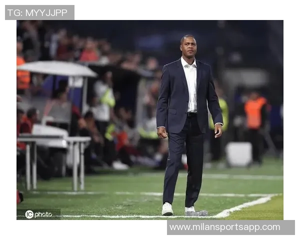 印尼主帅克鲁伊维特赛后情绪失控怒砸椅子眼眶泛红引发关注